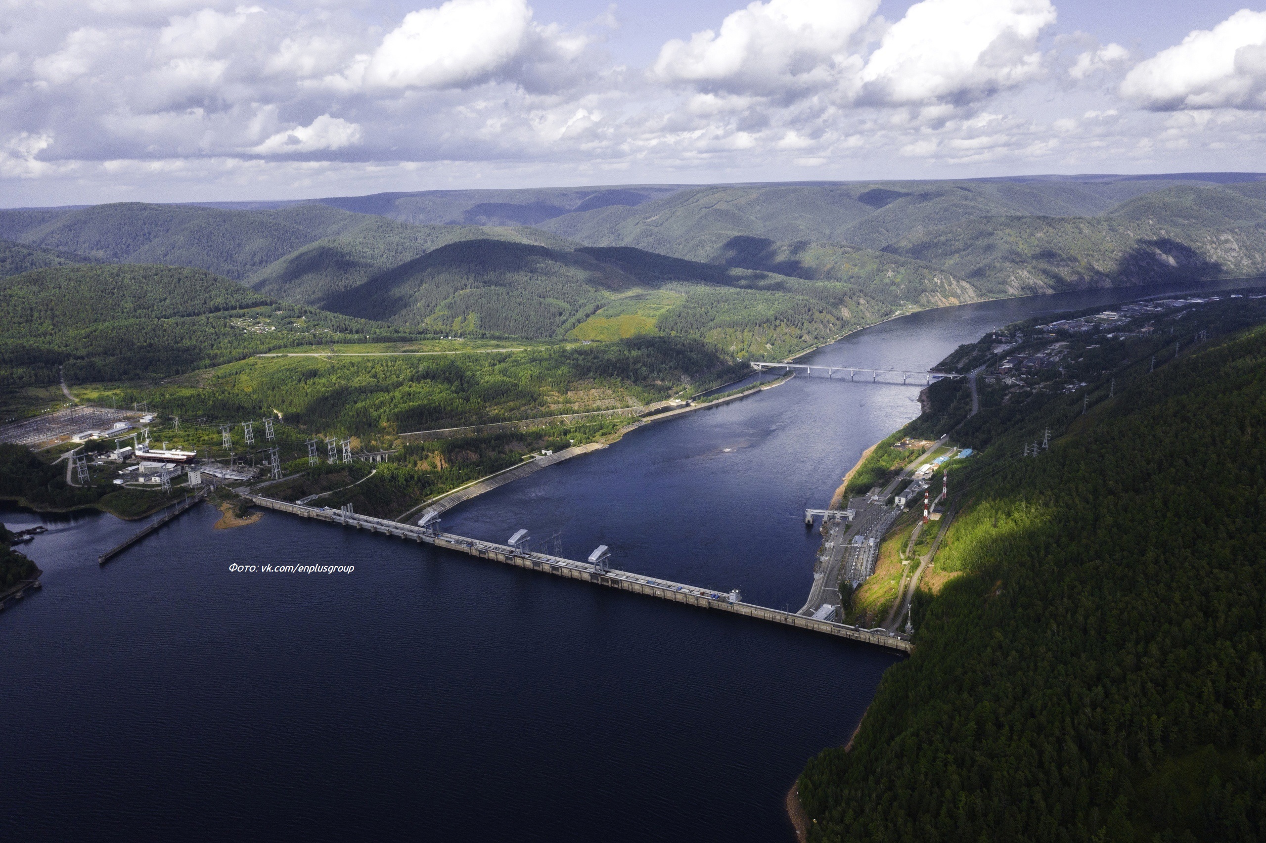 На Красноярской ГЭС смонтировали пятый из 7 высокомощных трансформаторов СВЭЛ