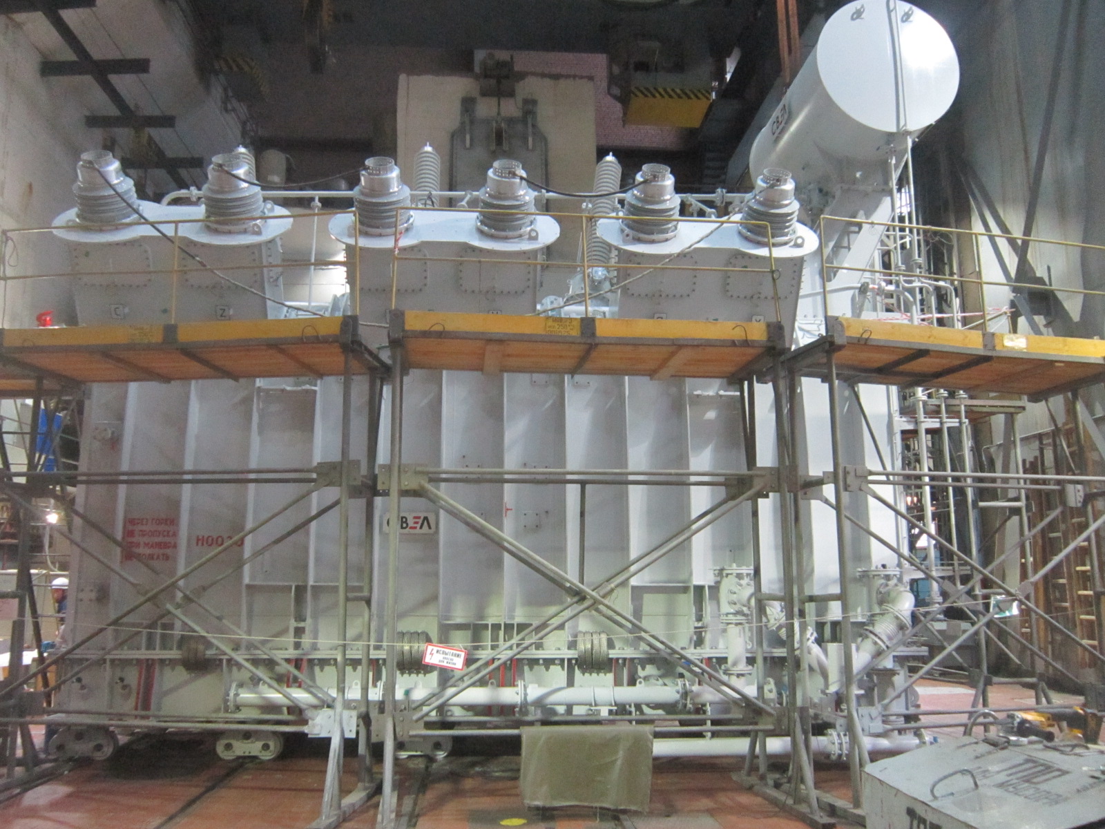 Трансформатор СВЭЛ в процессе монтажа на Красноярской ГЭС